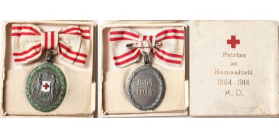 Vöröskereszt Ezüst Díszérem hadidíszítménnyel női szalagon, dobozában